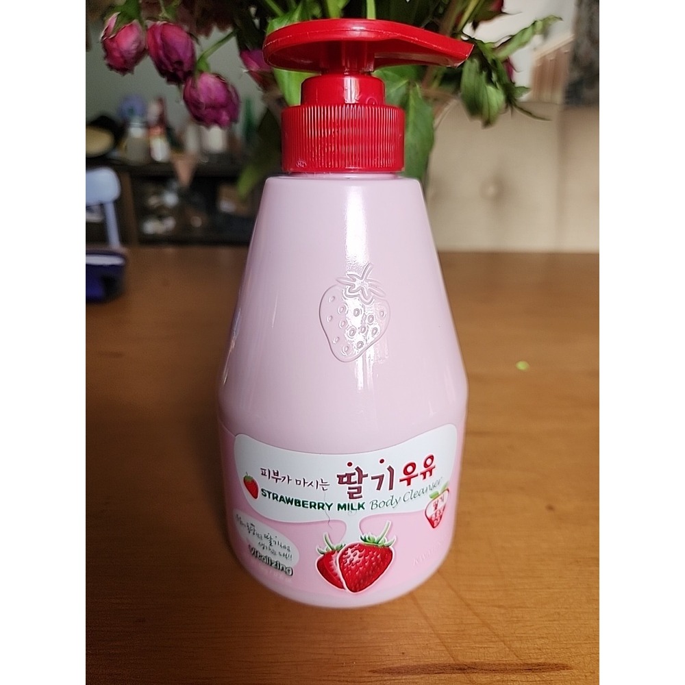 Kwailnara Welcos Korean Strawberry Milk Body Cleanser 560g / 19.7 Oz‎ NEW